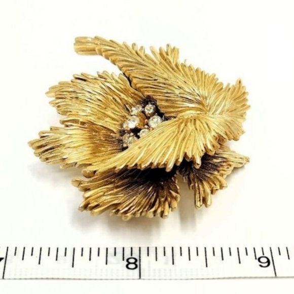 Trifari Textured 3D Gold Tone Rhinestones Center Leaf Design Signed VTG Brooch - Picture 15 of 16